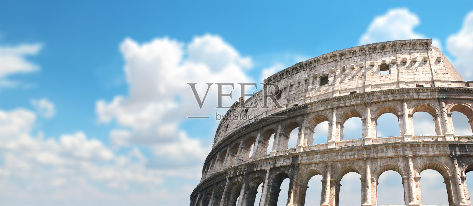 横幅展示意大利罗马的古罗马斗兽场。蓝天背景下的罗马斗兽场。主题为度假、旅行、出国度假、邮轮和旅游。照片摄影图片