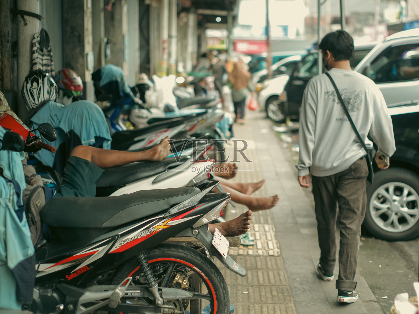 人们在街上行走的背影照片摄影图片