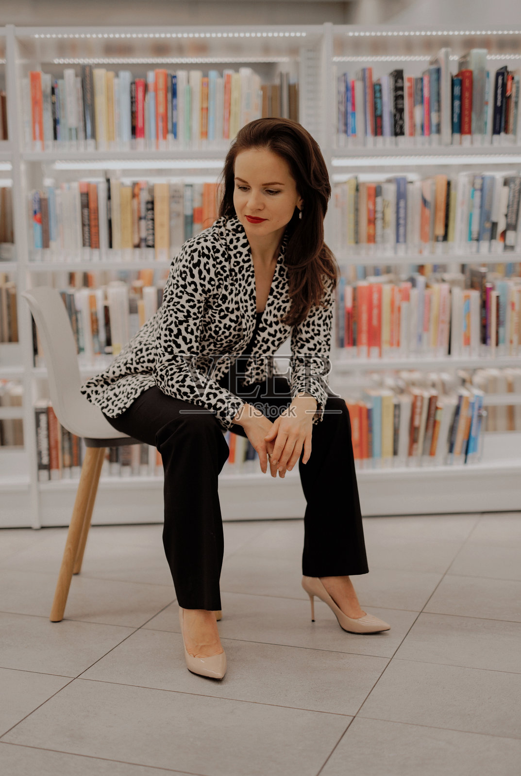 年轻女性坐在地板上的肖像照片摄影图片