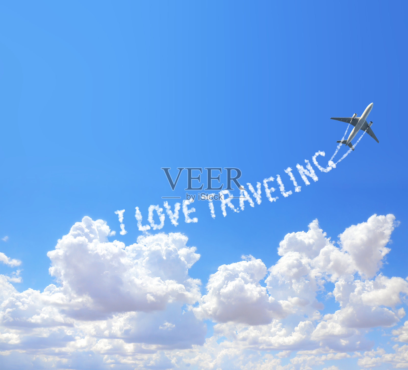 蓝天上有飞机和喷气机留下的烟雾。横幅上画着一架飞机在天空中写下“我爱旅行”的字样。主题为夏季假期、旅行、出国度假、邮轮和旅游。照片摄影图片