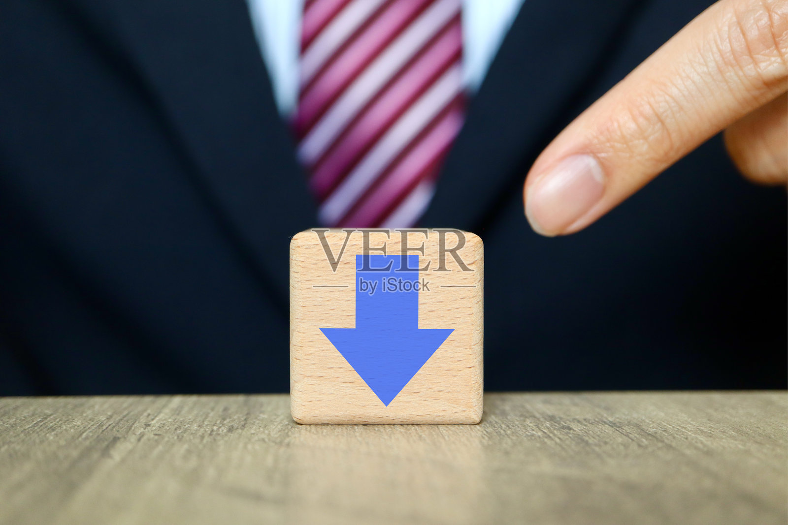 商人和向下指的箭头。照片摄影图片