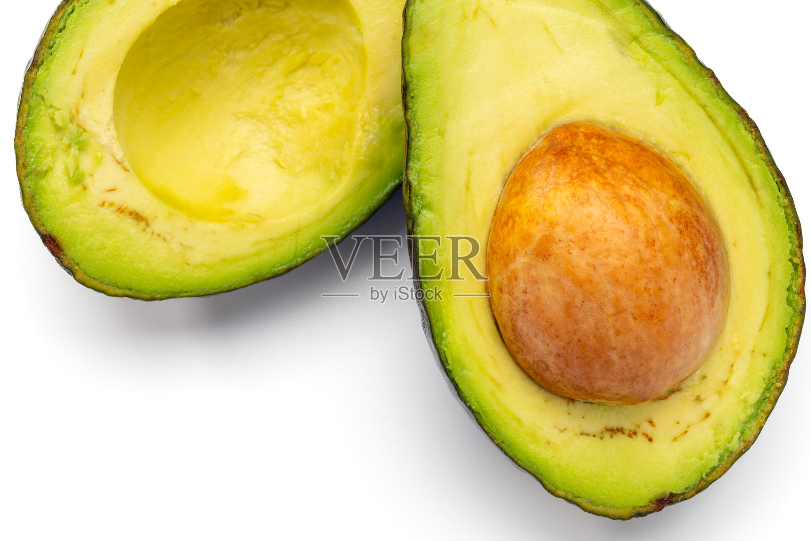 新鲜有机鳄梨在白色背景上照片摄影图片