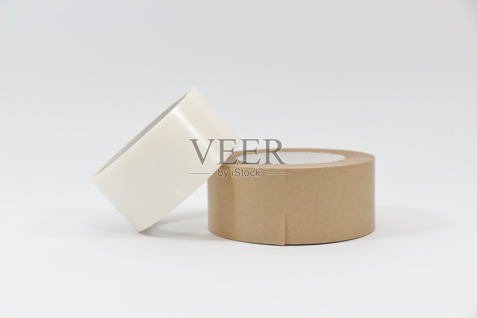 白色胶带和纸胶带的极简主义构图照片摄影图片