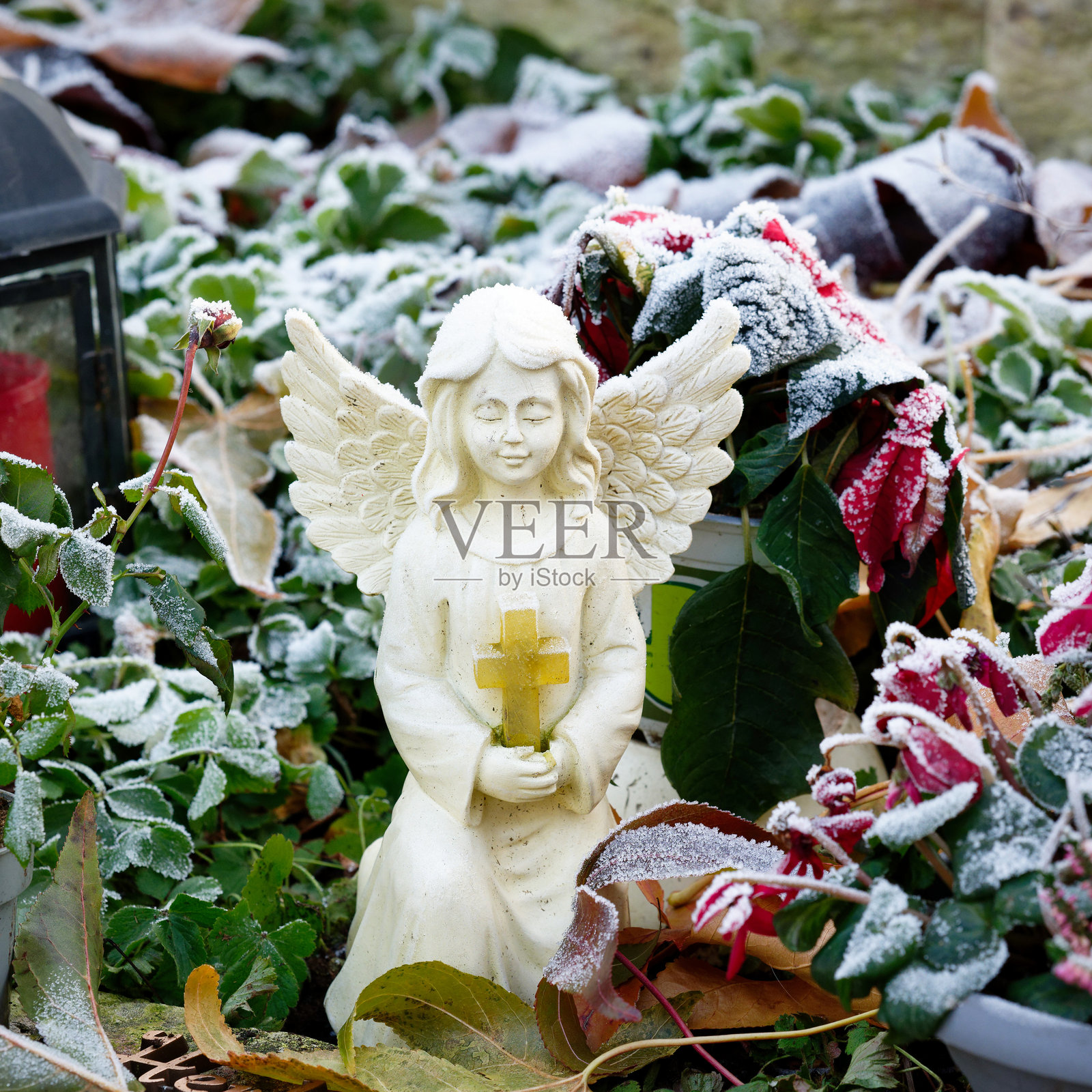 手握十字架的天使,双手合十,覆盖着白霜