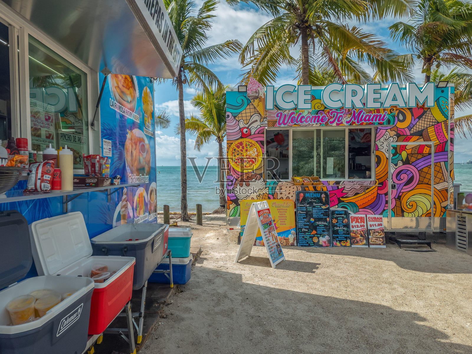 海滩上的小吃吧照片摄影图片