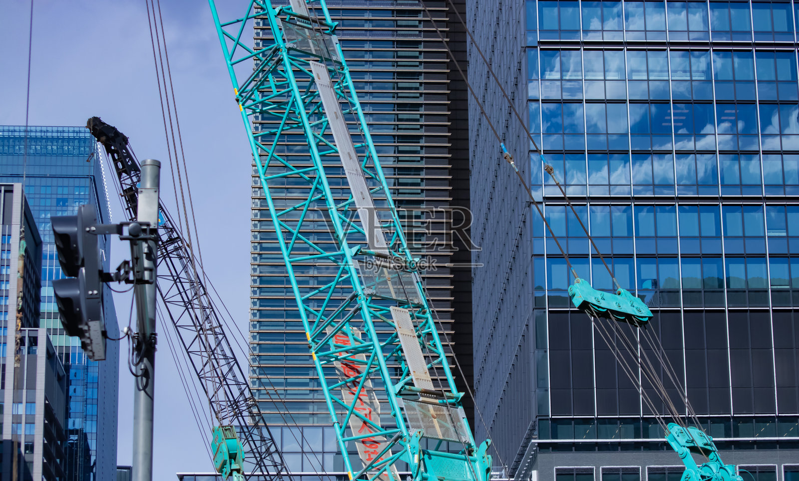 东京工地上的起重机远摄照片照片摄影图片