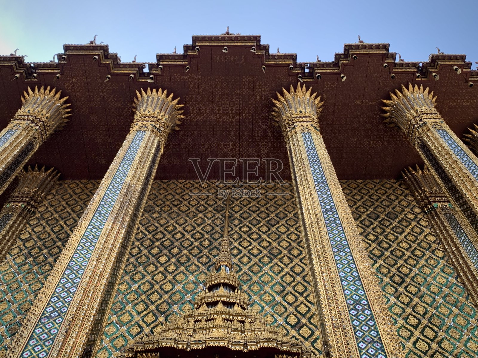 泰国寺庙的金色柱子和复杂图案（曼谷，泰国）照片摄影图片