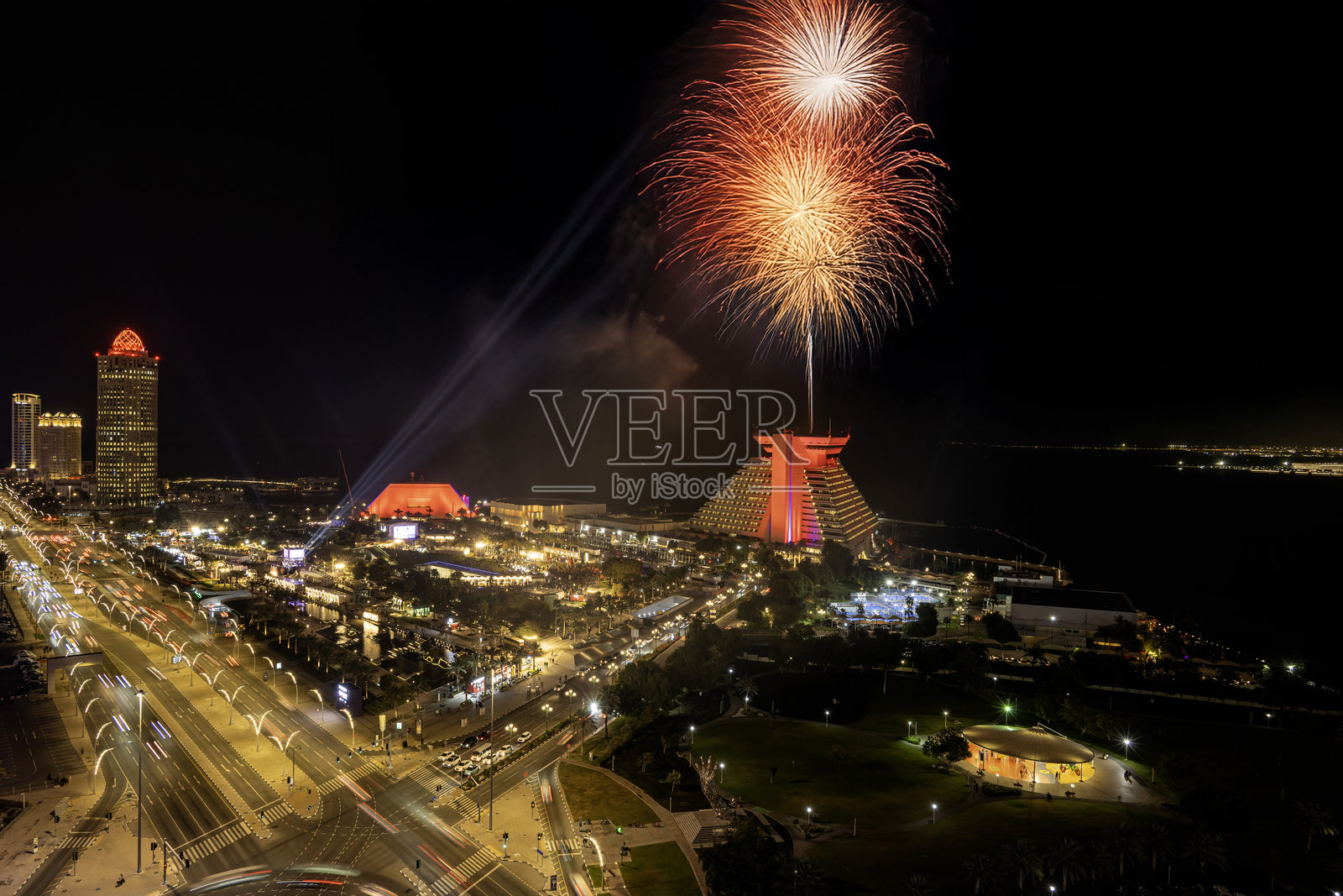 2025年卡塔尔国际美食节酒店公园的烟花表演照片摄影图片