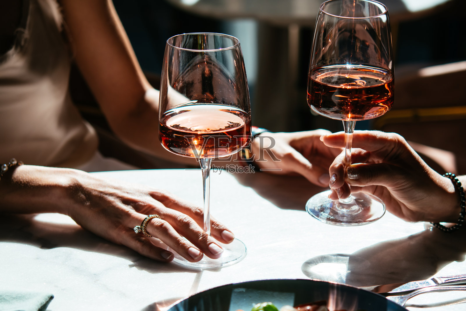 玫瑰酒晚餐照片摄影图片