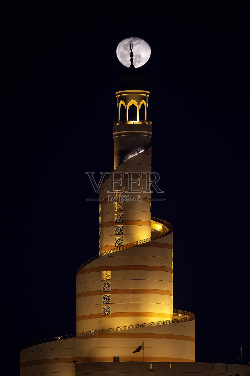 苏克瓦基夫的法纳尔清真寺宣礼塔与满月背景的伊斯兰文化中心。照片摄影图片