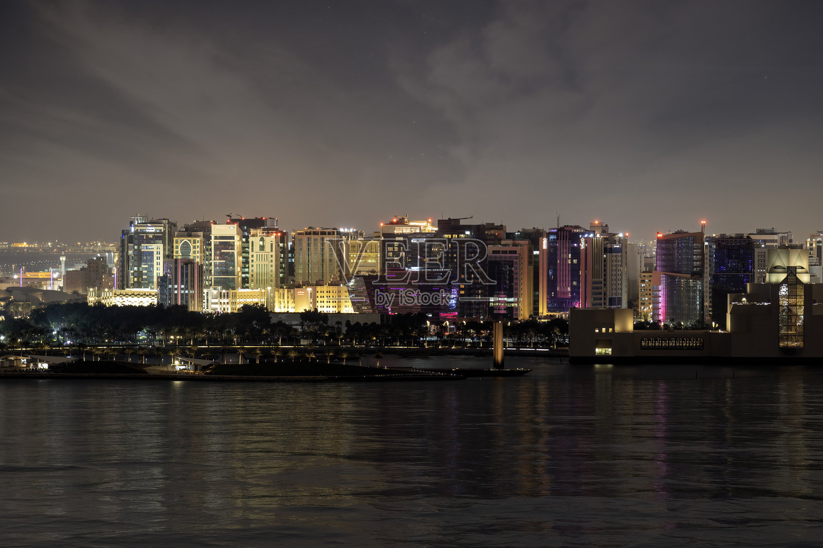 多哈卡塔尔伊斯兰艺术博物馆的鸟瞰图与海滨大道照片摄影图片