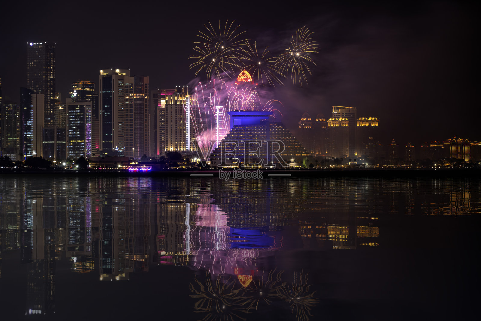 2025年卡塔尔国际美食节酒店公园的烟花表演照片摄影图片