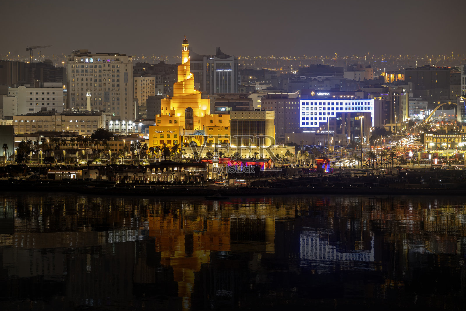 多哈苏克瓦基夫地区的阿尔法纳尔清真寺，建筑风格卓越照片摄影图片