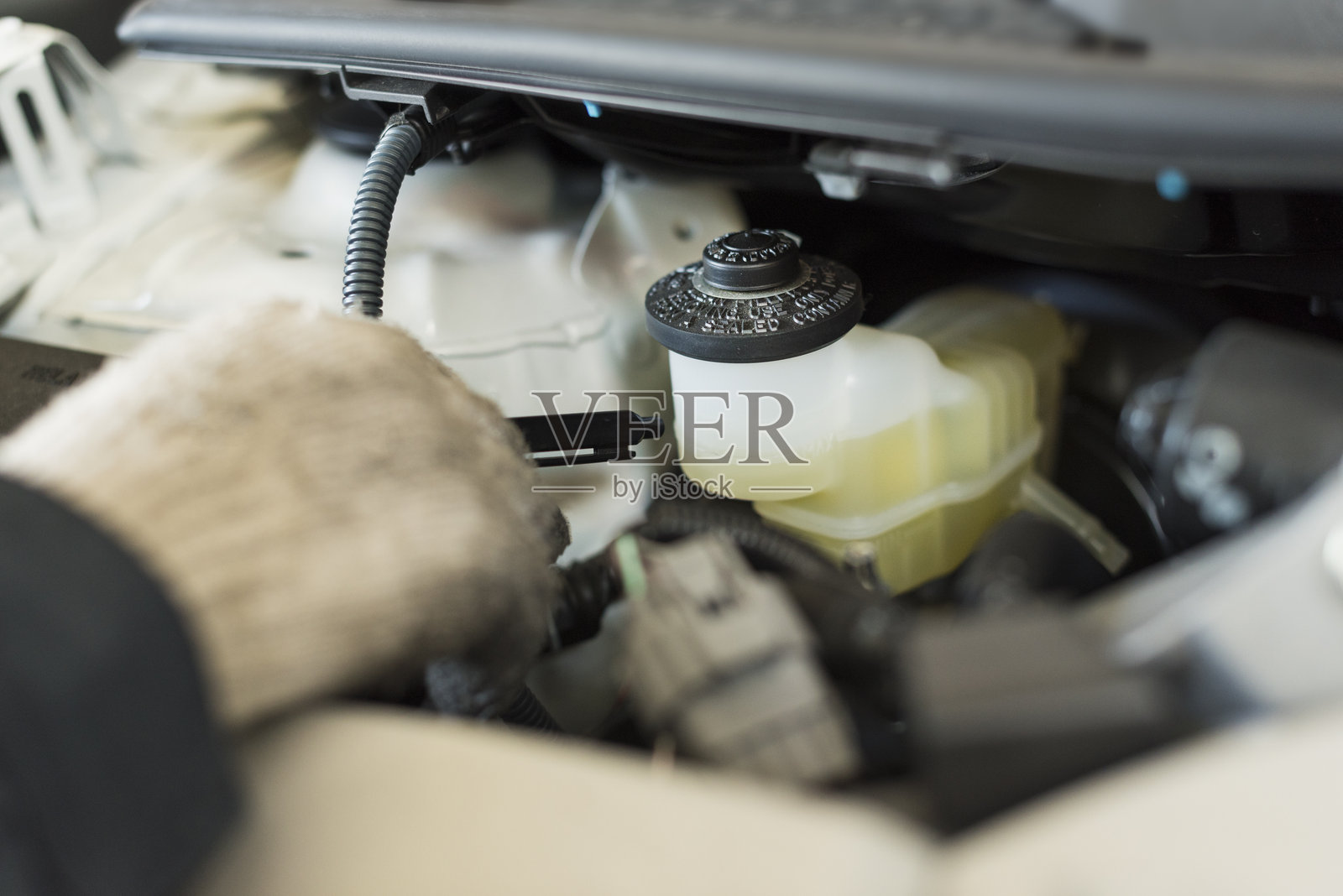 中年男性汽车修理工照片摄影图片