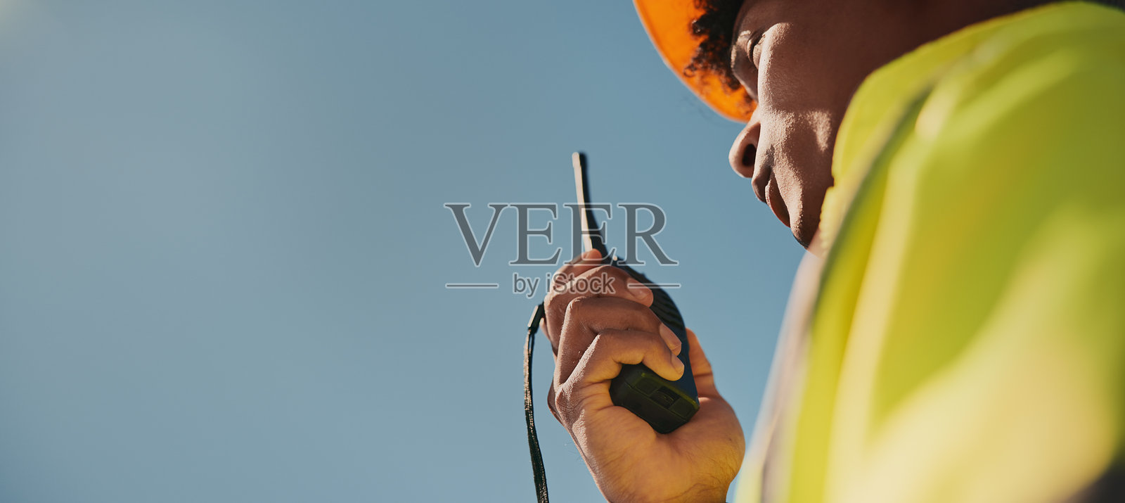 横幅，城市中的建筑工人和收音机用于沟通、联系和维护。土木工程，模型空间和工人下方进行检查，建筑基础设施或建筑设计。照片摄影图片