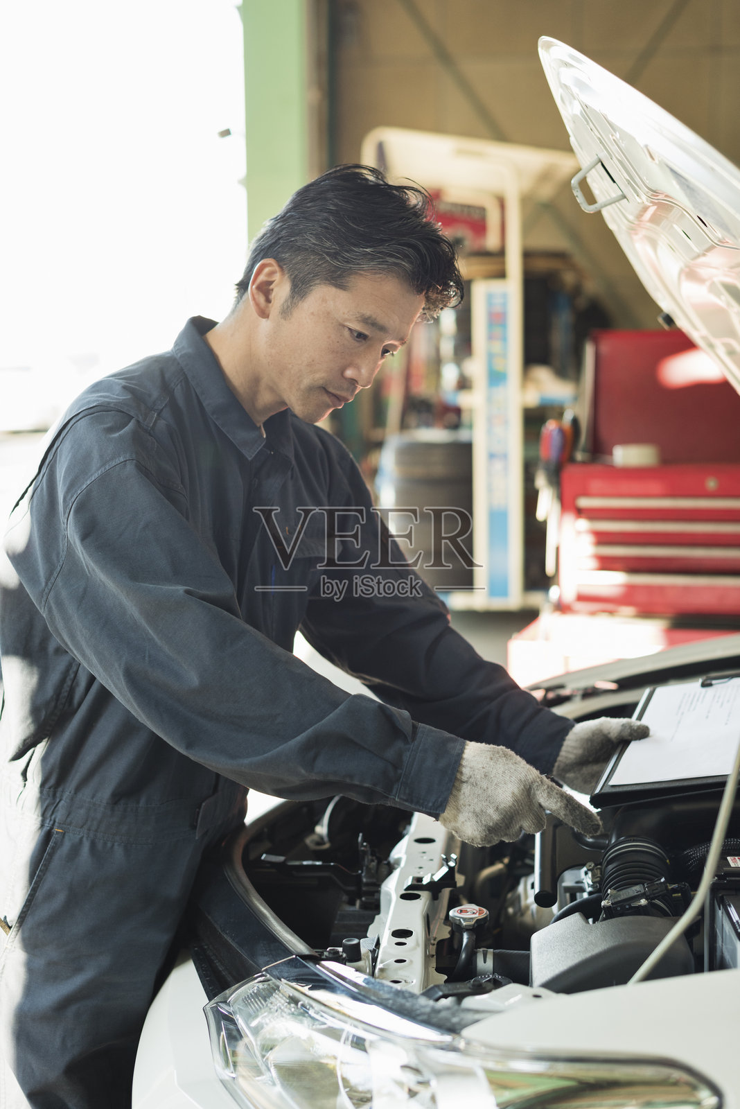 中年男性汽车修理工照片摄影图片