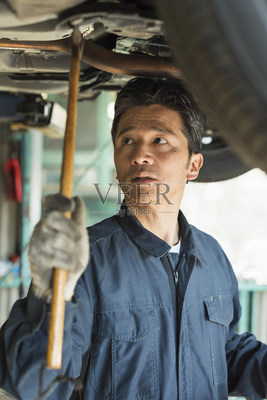中年男性汽车修理工照片摄影图片