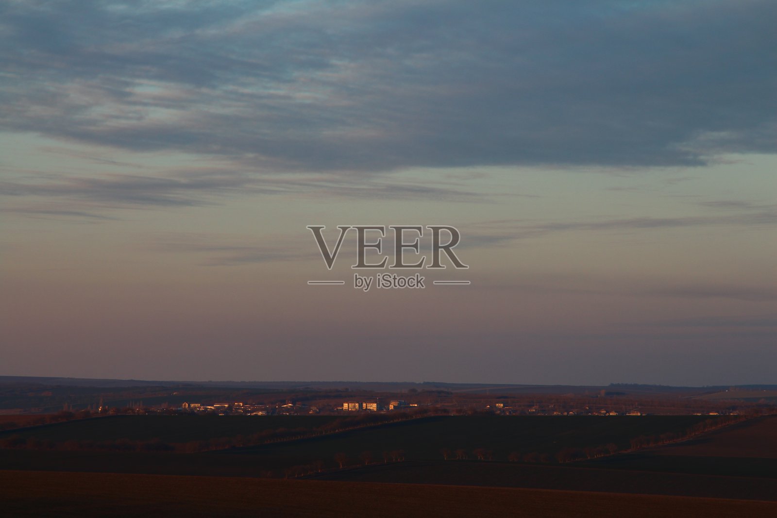 一幅有水体和背景土地的风景画照片摄影图片