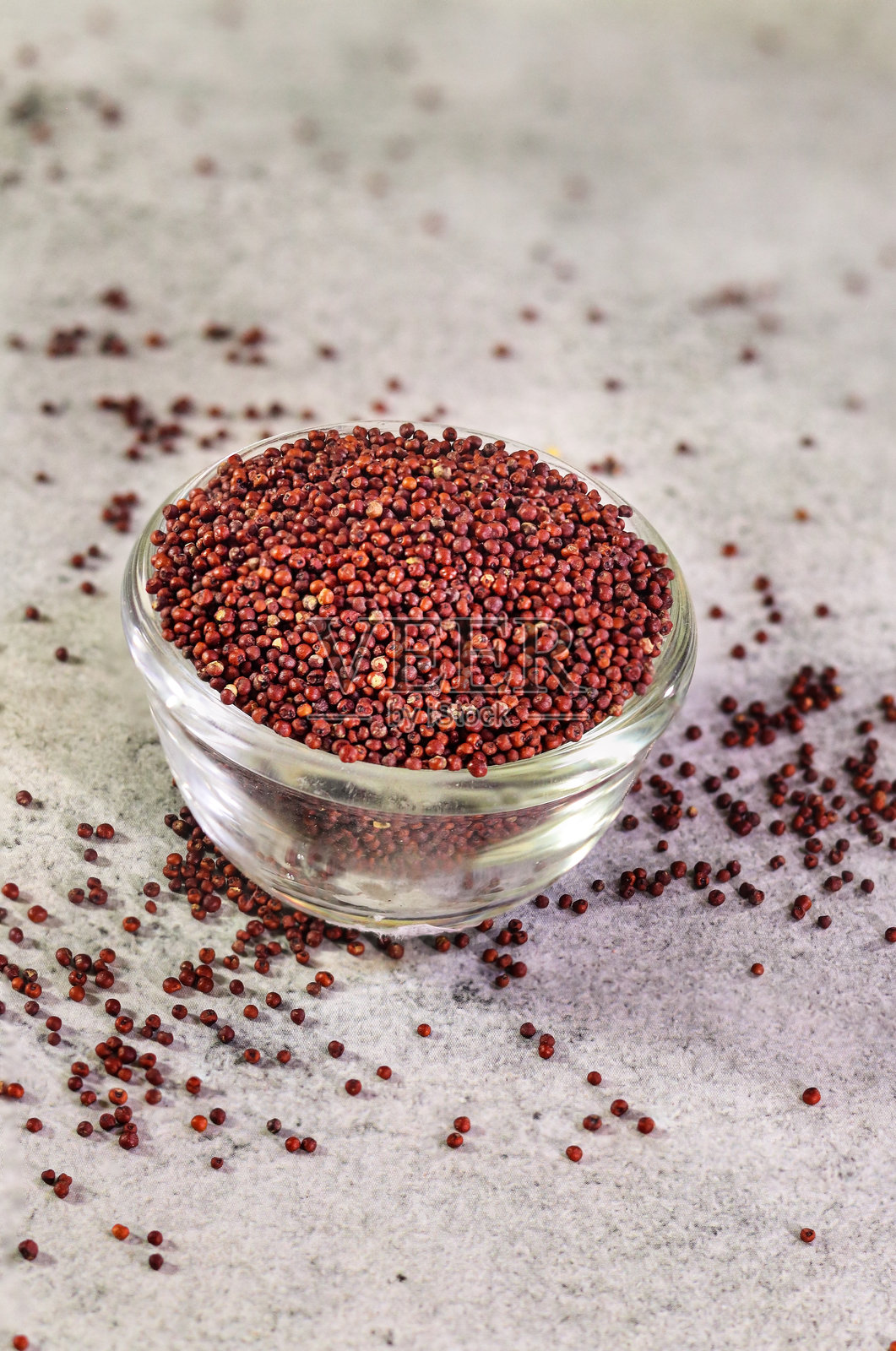 小米（Eleusine coracana）或指米，装在玻璃碗中。小米是一种极其营养丰富的谷物，外观类似于芥菜种子。科多小米，纳查尼，意大利小米。照片摄影图片