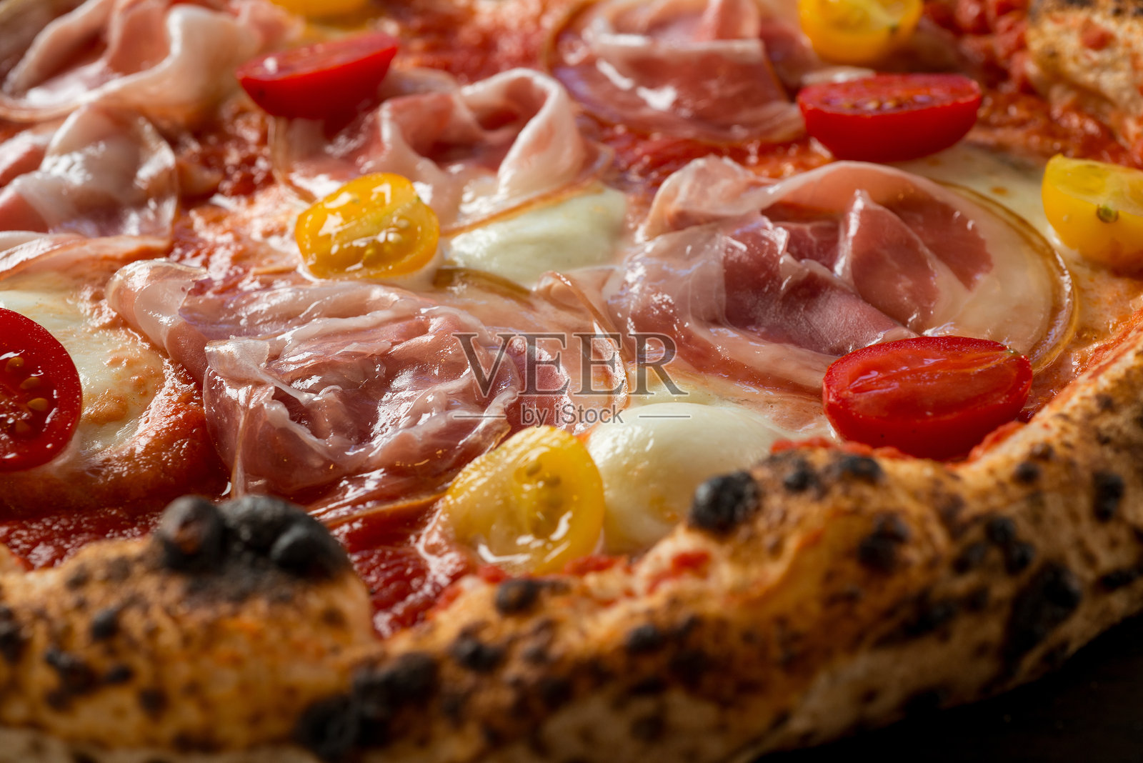 培根、樱桃番茄和水牛 mozzarella 的比萨饼照片摄影图片