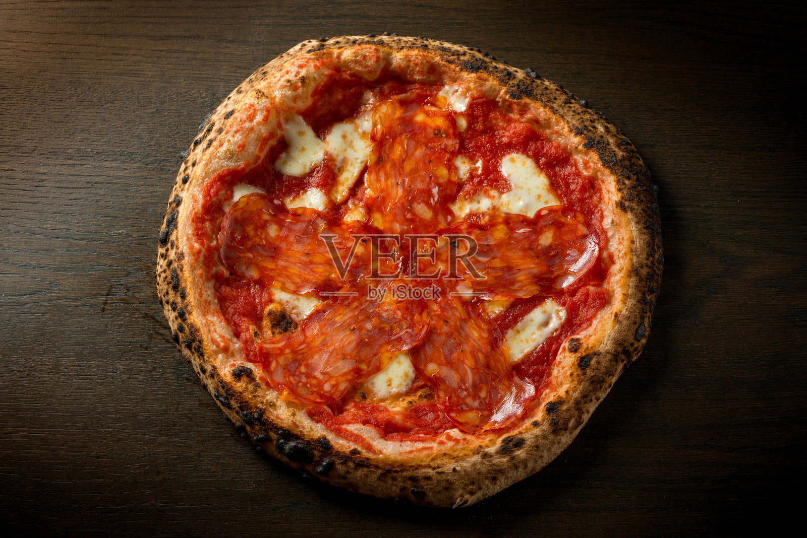 意大利传统香肠披萨，配有意大利辣香肠照片摄影图片