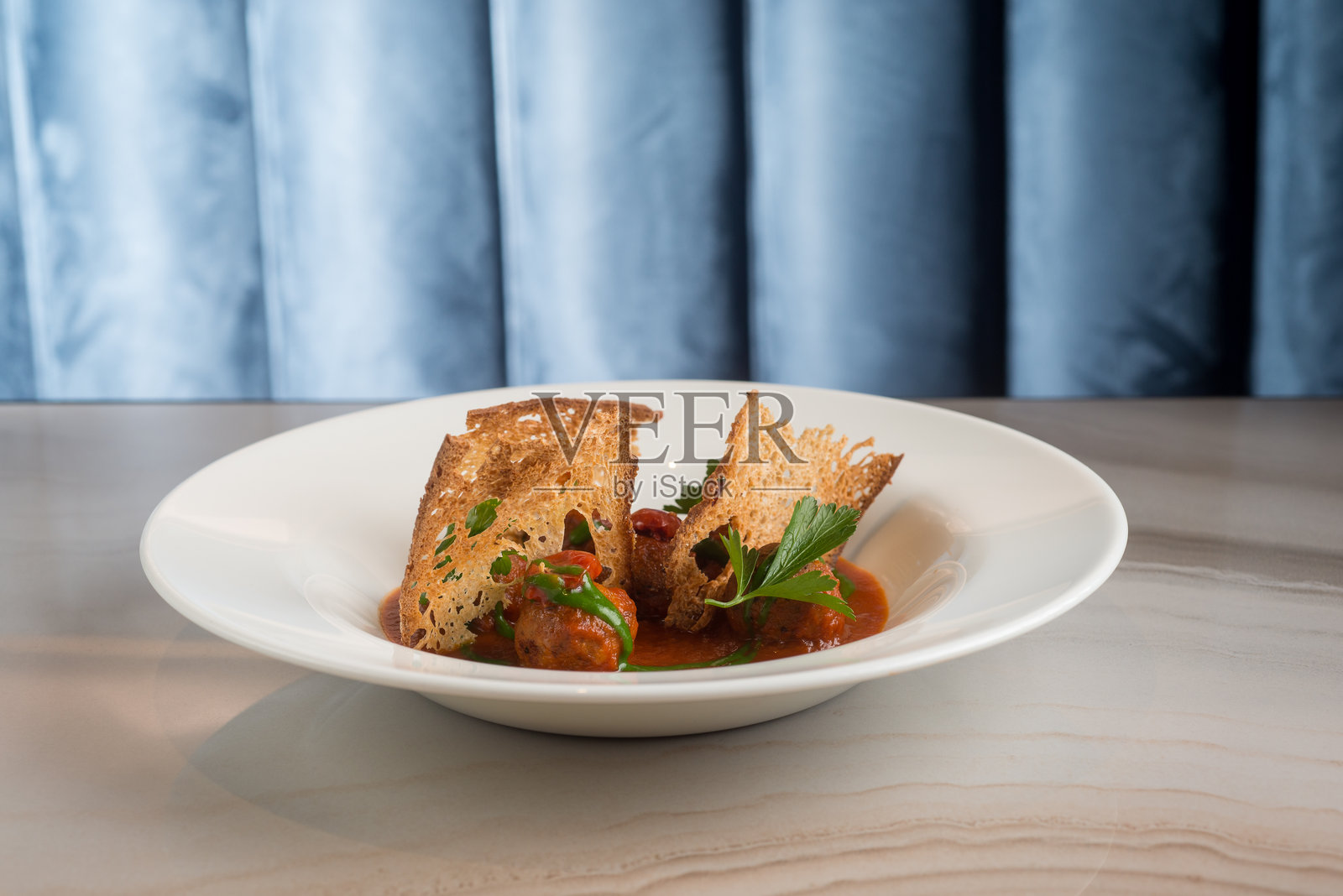 肉丸配番茄酱和切片烤面包照片摄影图片