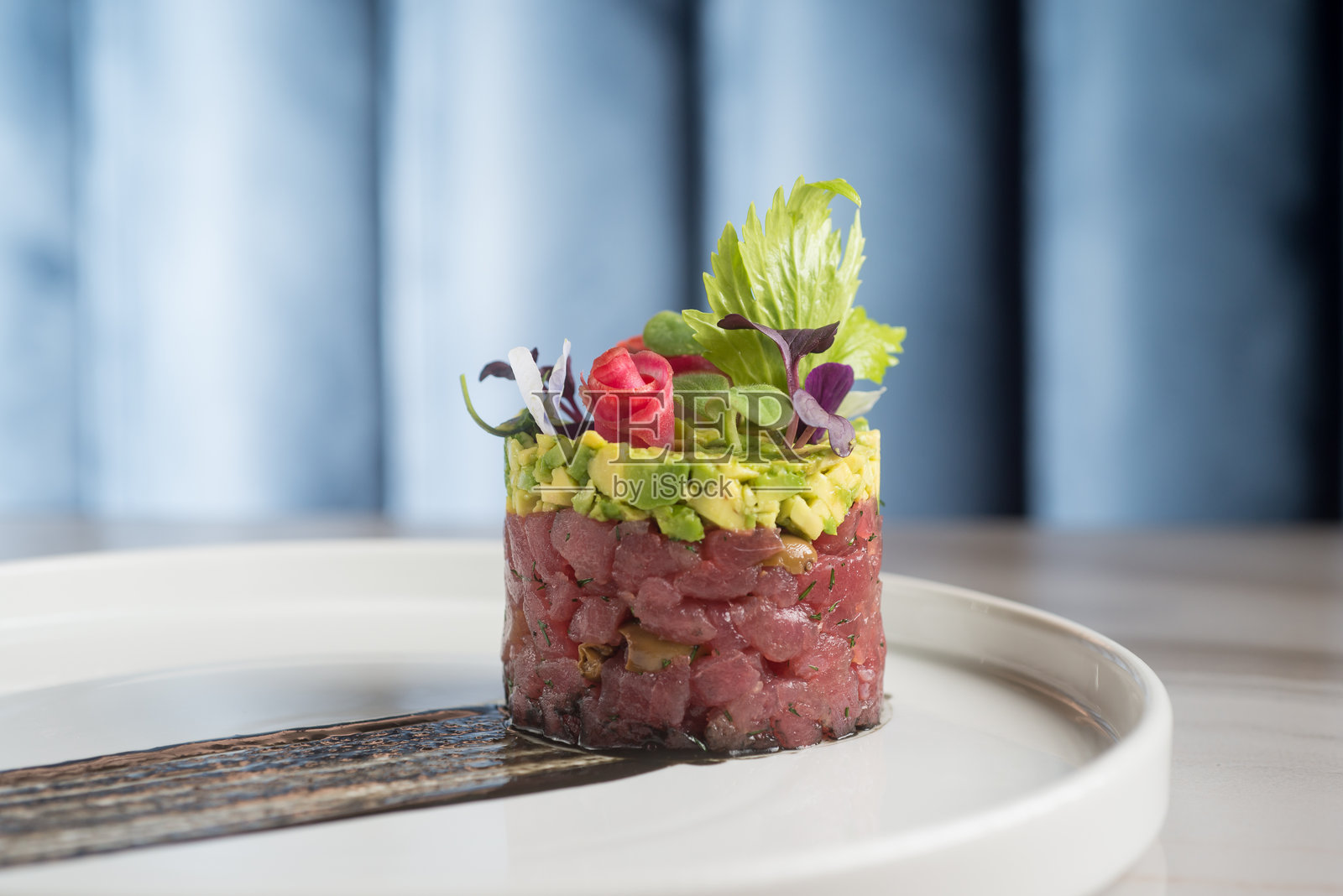 金枪鱼塔塔配鳄梨和沙拉照片摄影图片