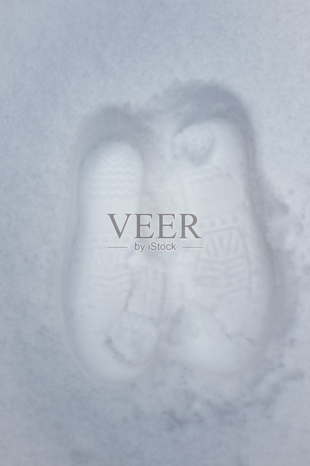 新雪上的两只脚印照片摄影图片