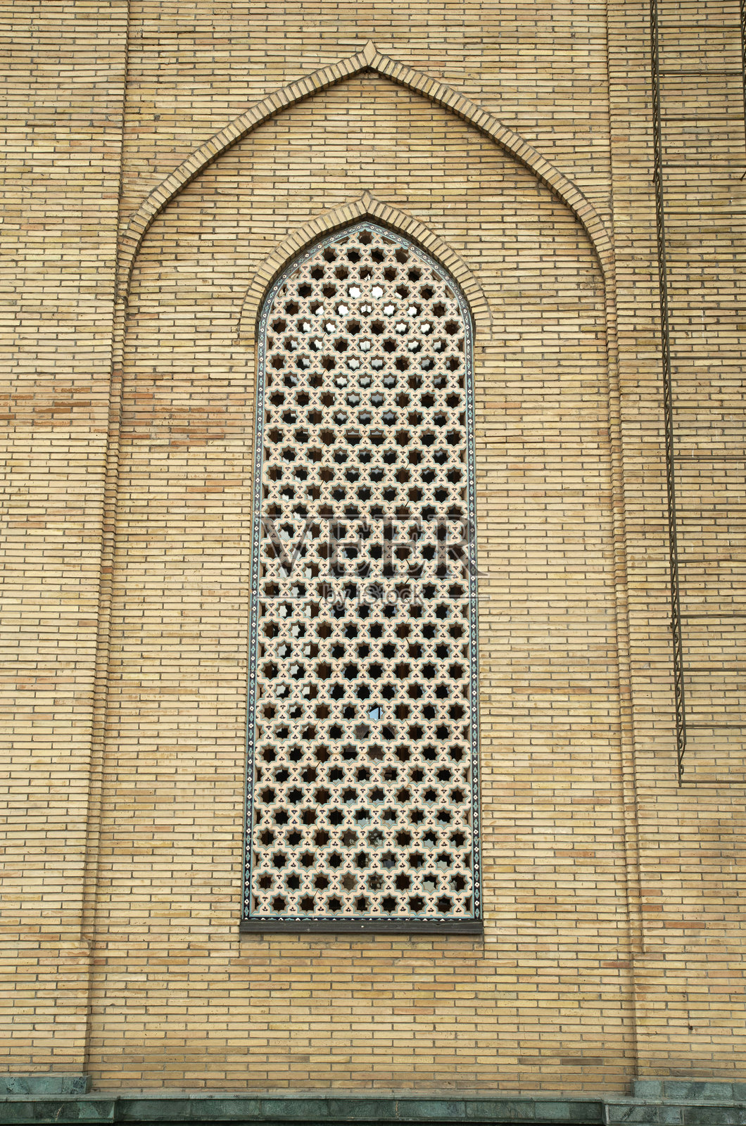 乌兹别克斯坦布哈拉的尖拱窗户和陶瓷格栅照片摄影图片