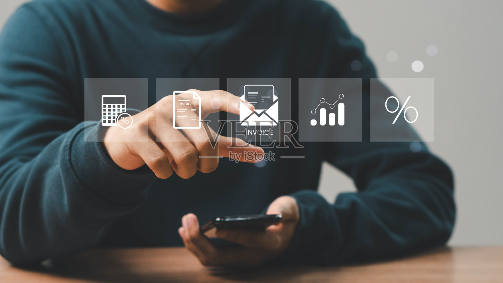 电子发票和在线数字账单通过电子邮件发送。一个人触摸带有发票的虚拟电子邮件图标。照片摄影图片