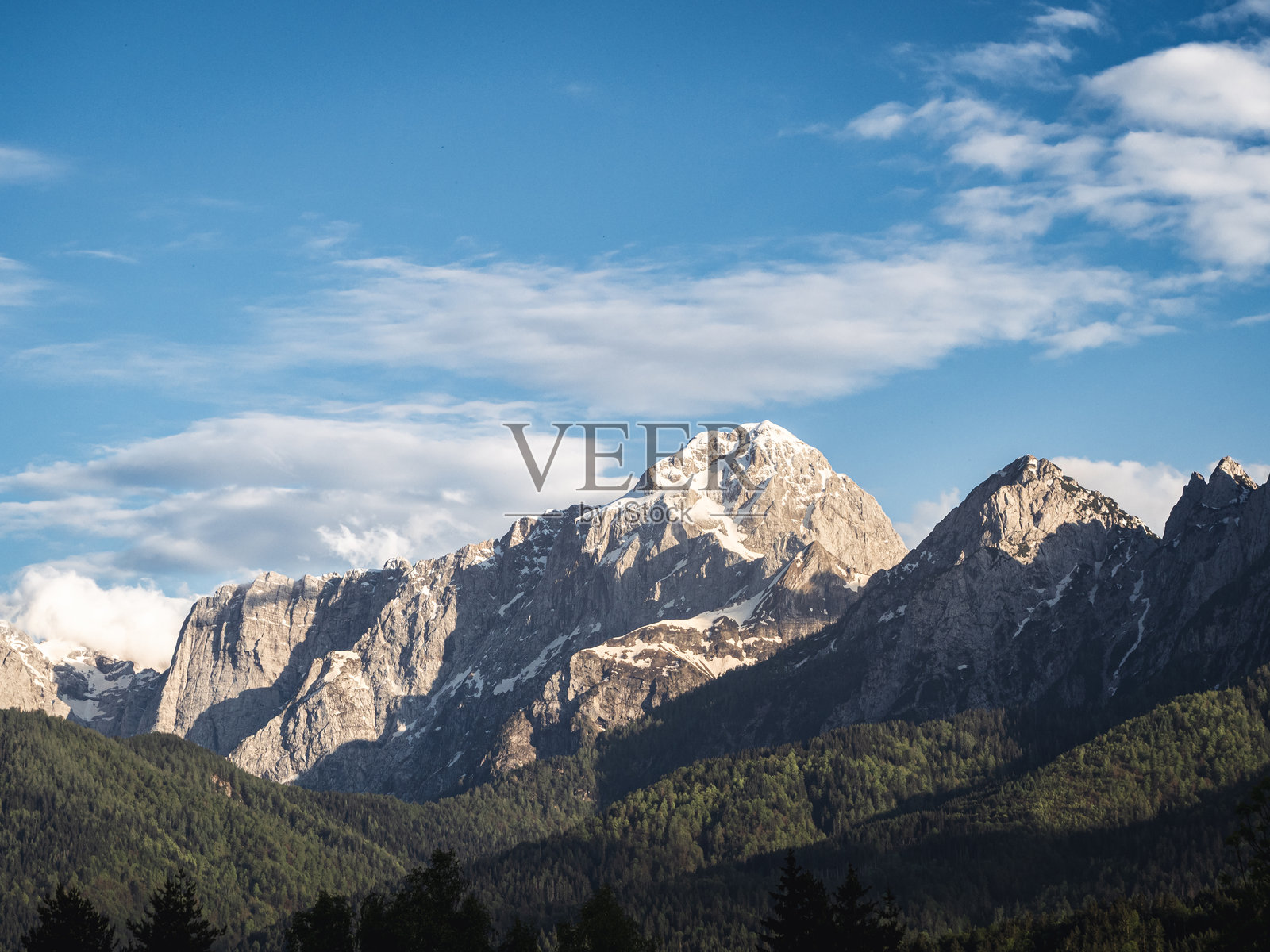 意大利弗留利-威尼斯朱利亚的壮丽山脉照片摄影图片