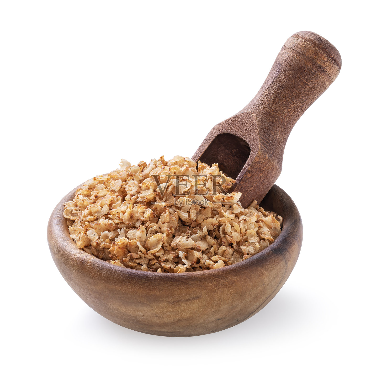 白色背景上，木盘中盛放着荞麦片，旁边放着一个勺子。照片摄影图片