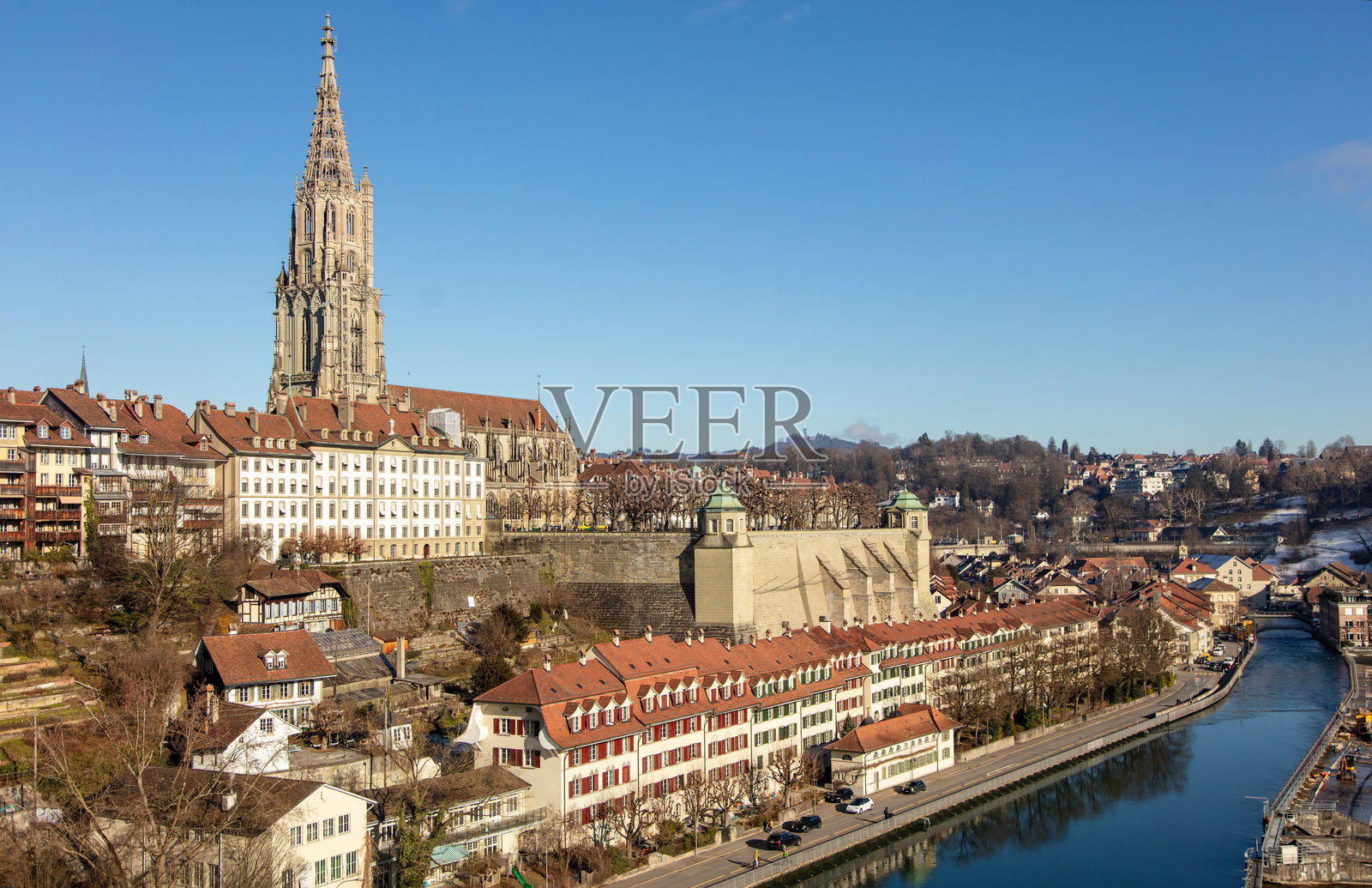 瑞士，伯尔尼城市风光，阿尔河沿岸的传统建筑和伯尔尼大教堂照片摄影图片