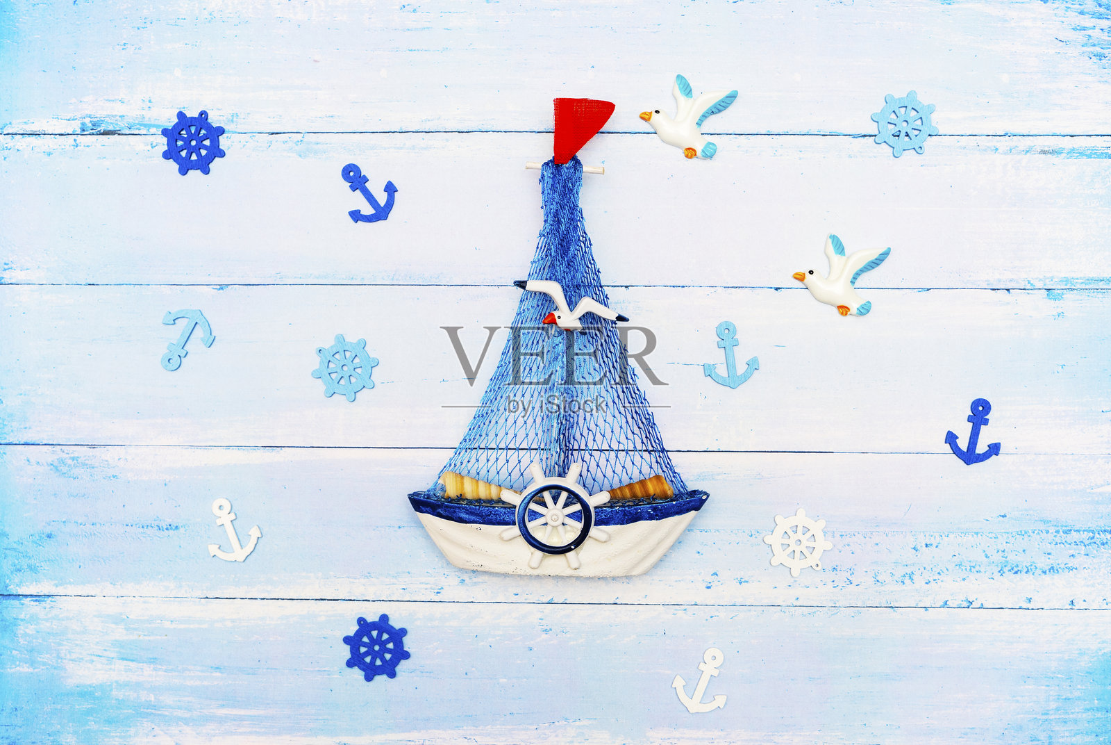 夏季假期、旅游和度假背景。假期度假背景。蓝色桌子上的配件。平铺视图，顶部视角，留白空间。照片摄影图片