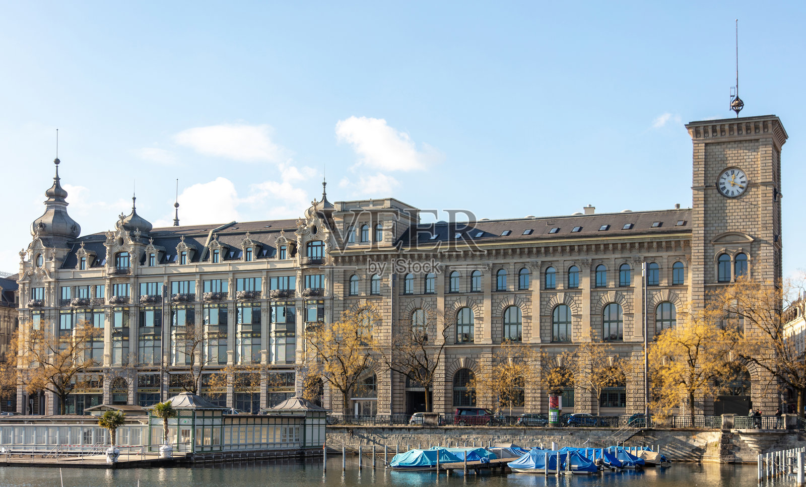 苏黎世。老城区的前邮局大楼和钟楼。瑞士照片摄影图片