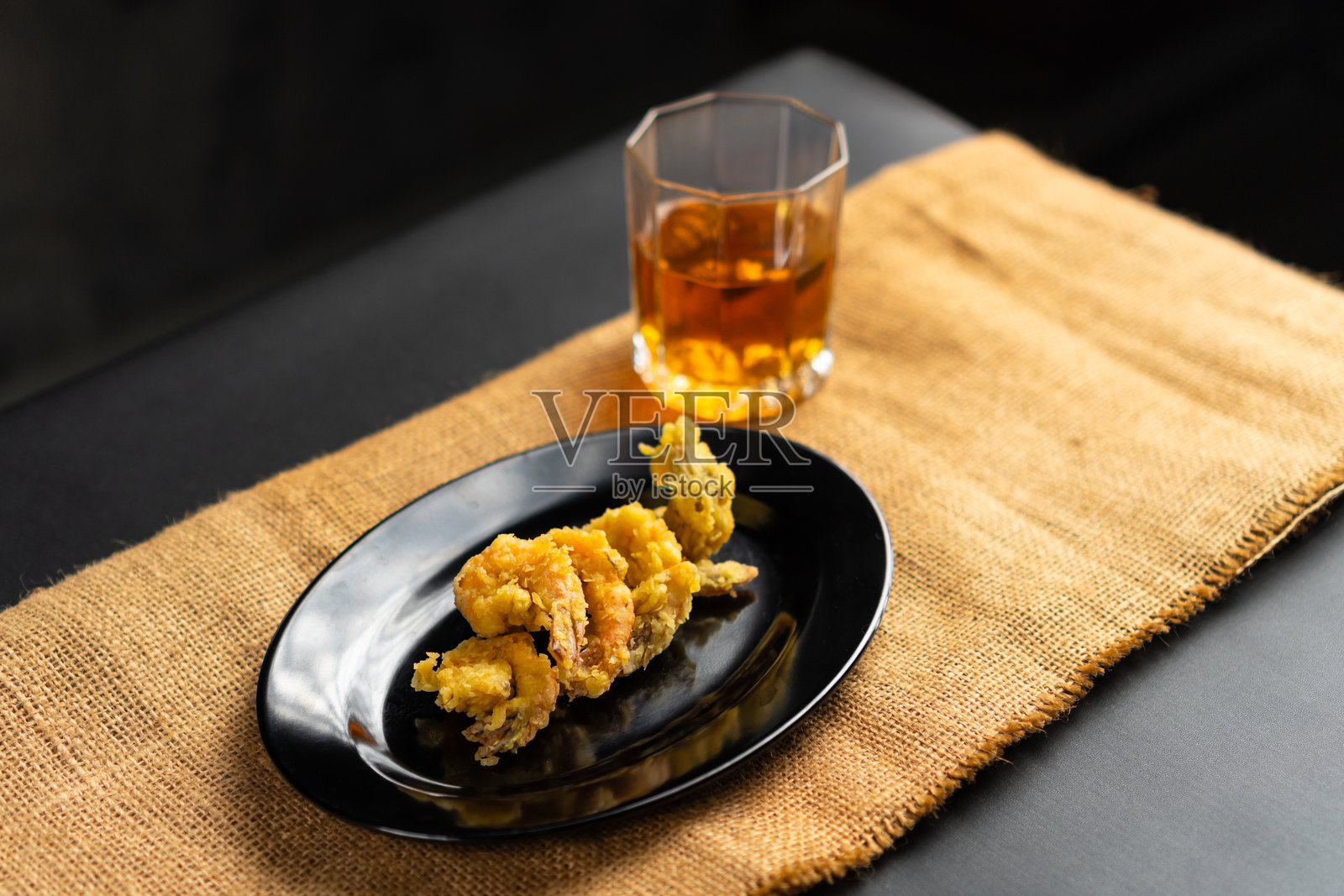 炸虾天妇罗海鲜茶饮料，负空间，深色背景照片摄影图片