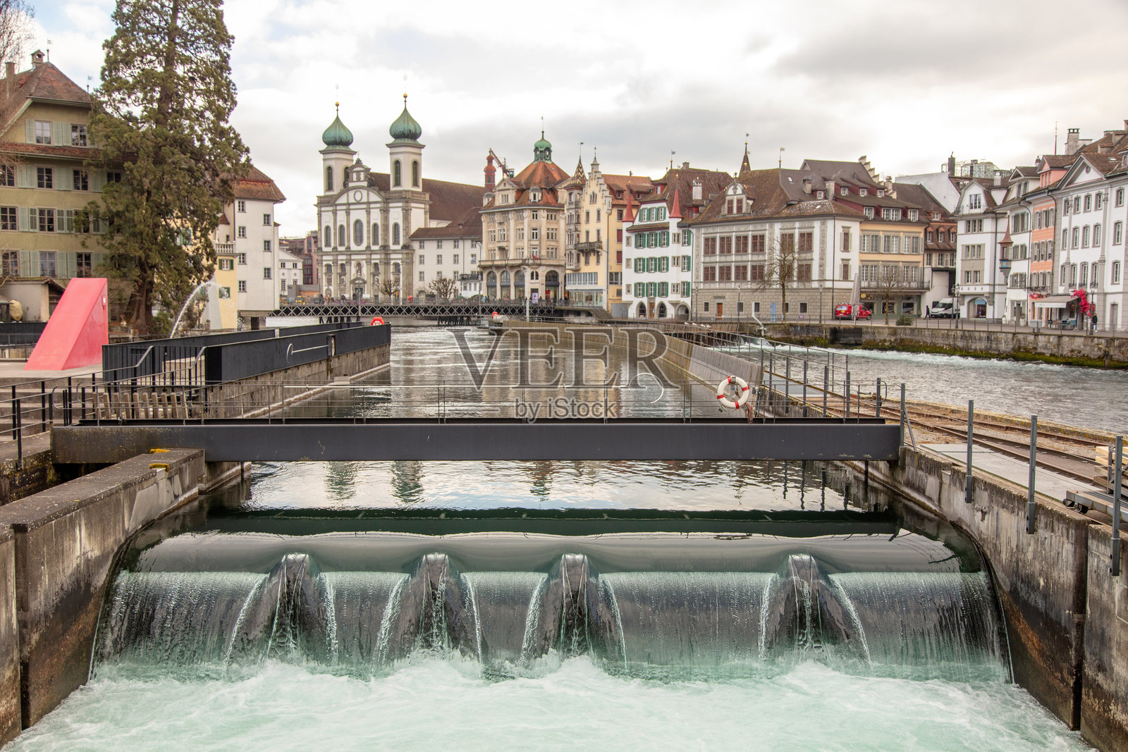 瑞士，卢塞恩。瑞乌斯河与水坝，耶稣会教堂及其他历史建筑照片摄影图片