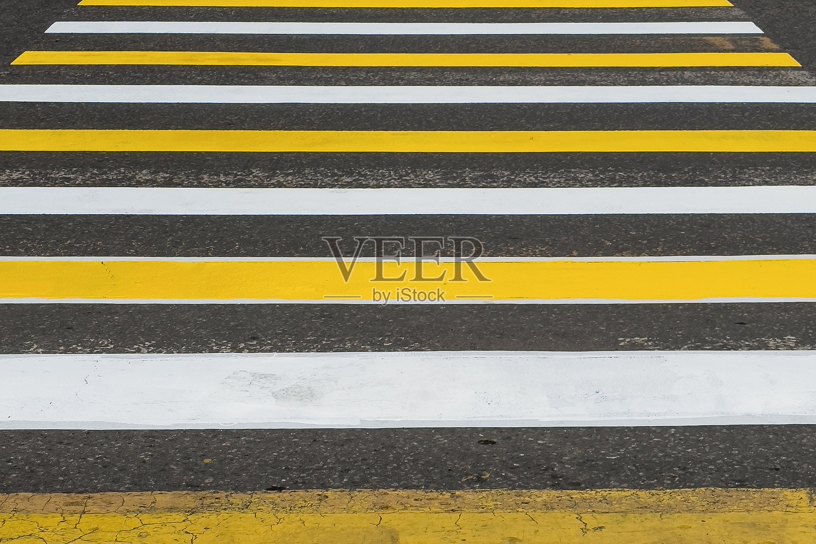 新涂装的行走斑马，黄色和白色条纹。照片摄影图片