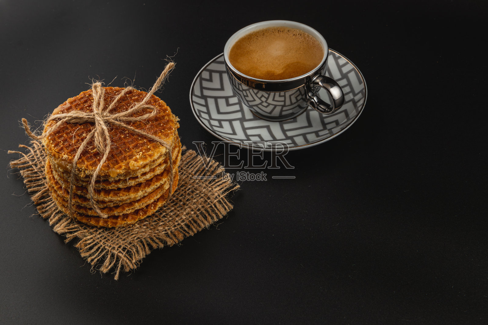 在焦糖日享受焦糖华夫饼和一杯咖啡照片摄影图片