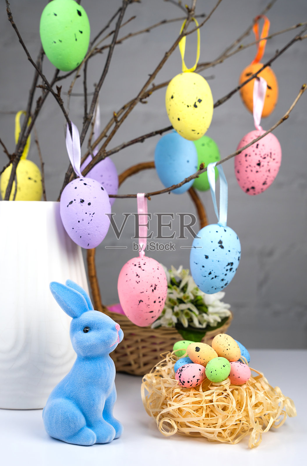 节日气氛的复活节兔子与装饰彩蛋挂在树枝上。复活节快乐。选择性对焦。照片摄影图片