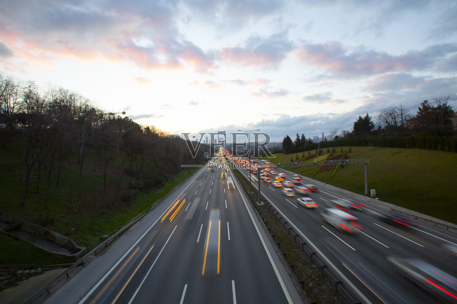 法提赫苏丹梅赫梅特大桥的基础于1985年5月29日奠基，建设于1985年12月4日开始。目前，它在世界上最大的钢悬索桥中排名第14。照片摄影图片