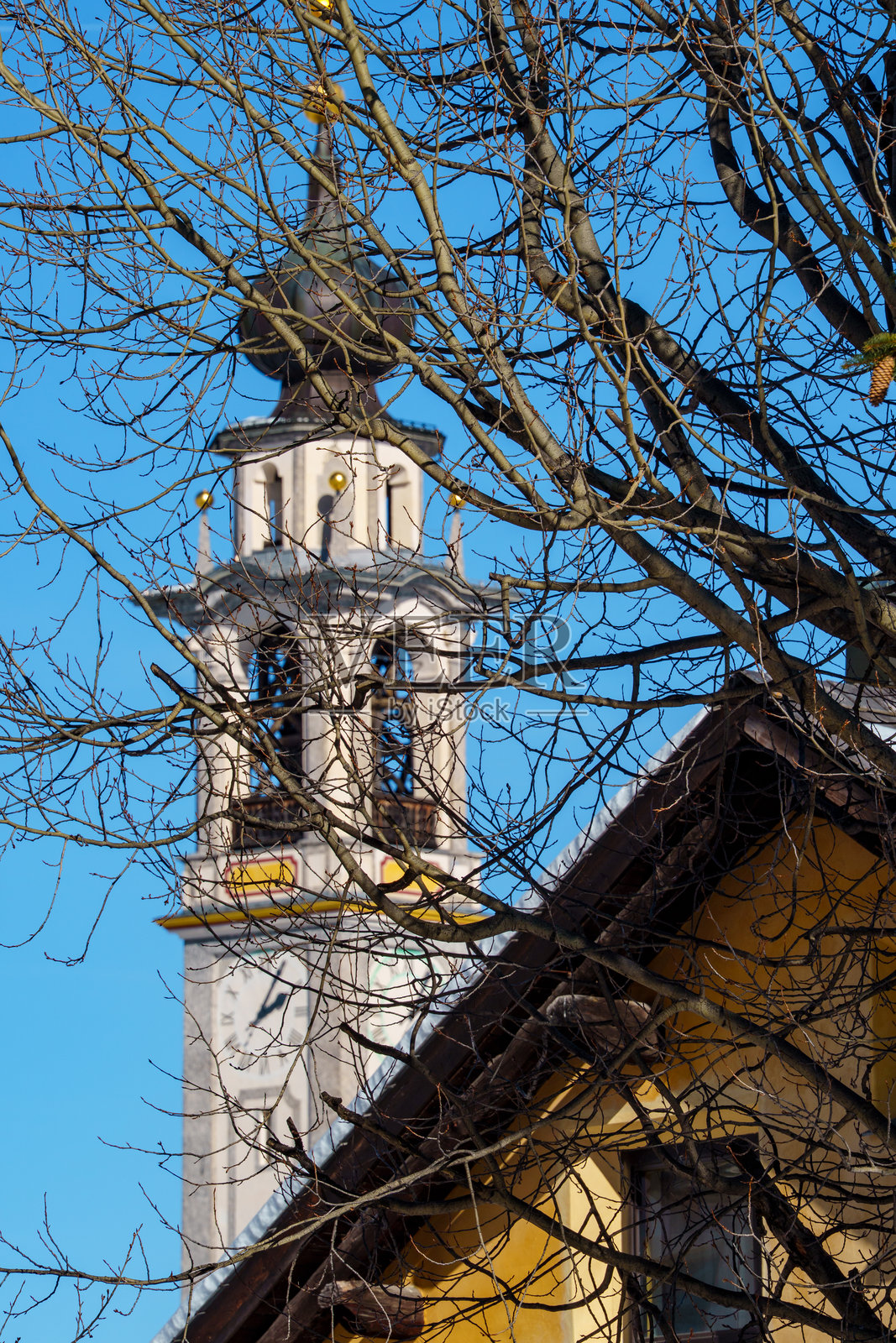 瑞士格劳宾登州萨梅丹的改革派晚巴洛克教堂钟楼（campanile），地标性建筑。照片摄影图片