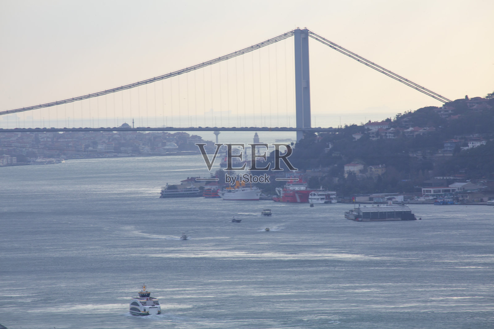 法提赫苏丹梅赫梅特大桥的基础于1985年5月29日奠基，建设于1985年12月4日开始。目前，它在世界上最大的钢悬索桥中排名第14。照片摄影图片