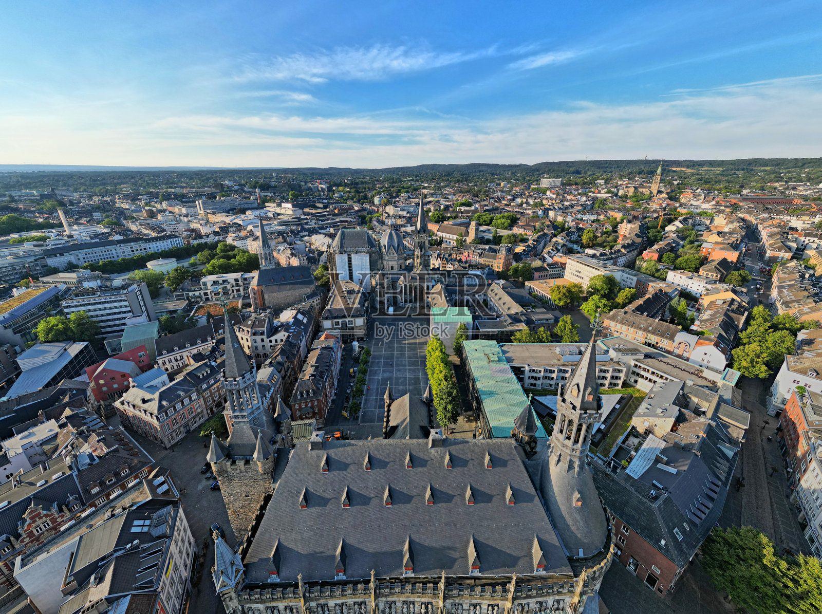 德国亚琛：市政厅和大教堂的鸟瞰图照片摄影图片