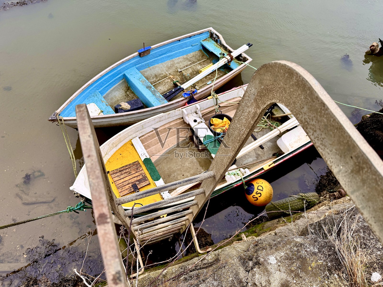 从梯子上俯视两只停靠在水面上的渔船照片摄影图片