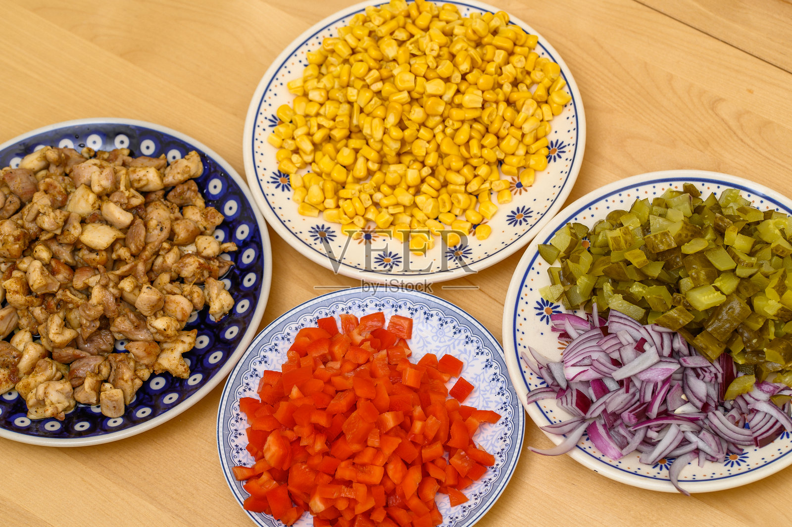 新鲜的沙拉食材摆放在桌子上的盘子里，健康饮食。照片摄影图片