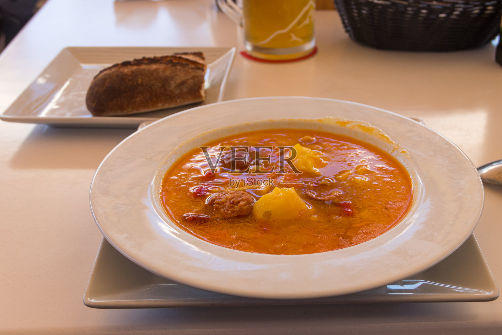 餐厅桌上的加那利岛汤照片摄影图片