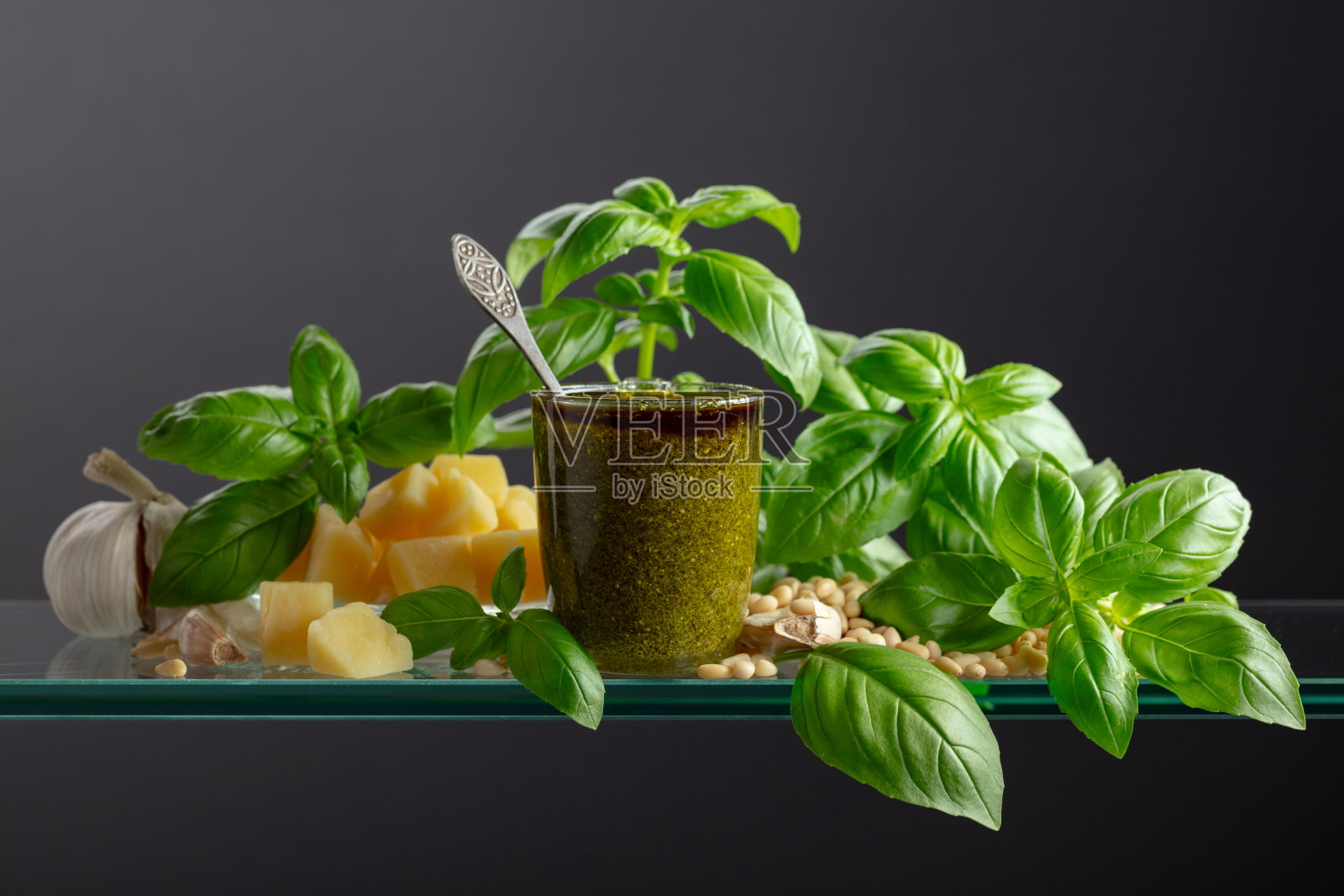 玻璃桌上的香蒜酱和配料。照片摄影图片