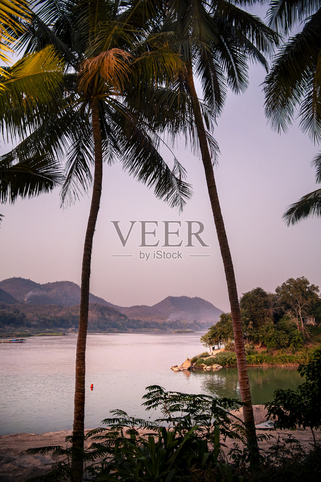 琅勃拉邦黄昏时分照片摄影图片