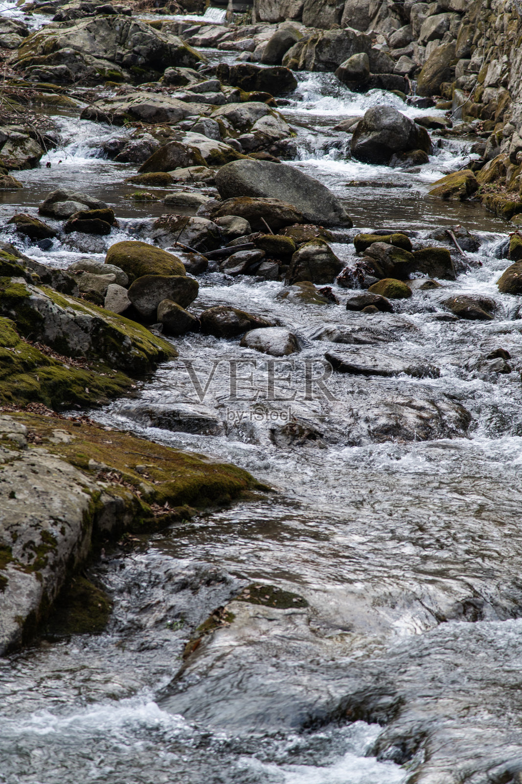 山谷中溪流潺潺的水流照片摄影图片